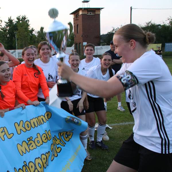 Die Fußballerinnen des VfL Kommern jubelten über den Kreispokalsieg. Spielführerin Nele Wagner präsentiert ihren Mitspielerinnen die Trophäe.