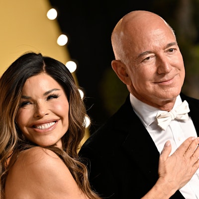 02.03.2025, USA, Beverly Hills: Lauren Sánchez und Jeff Bezos kommen zur Vanity Fair Oscar Party ins Wallis Annenberg Center for the Performing Arts.