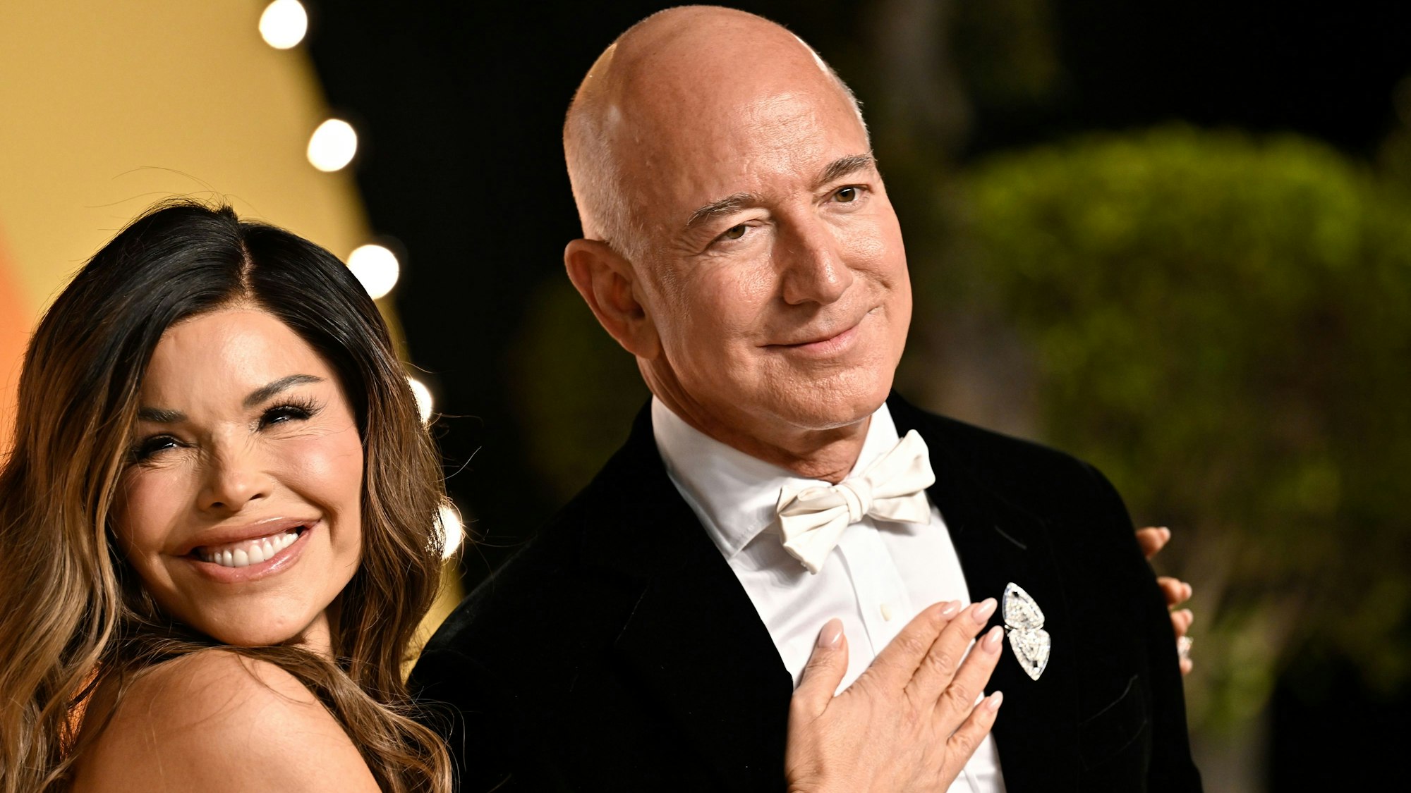 02.03.2025, USA, Beverly Hills: Lauren Sánchez und Jeff Bezos kommen zur Vanity Fair Oscar Party ins Wallis Annenberg Center for the Performing Arts.