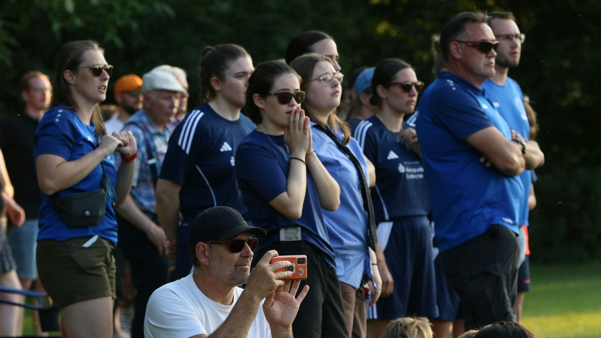 Die Ersatzspieler und Trainer der SG Erfthöhen verfolgen gespannt die Schlussphase.