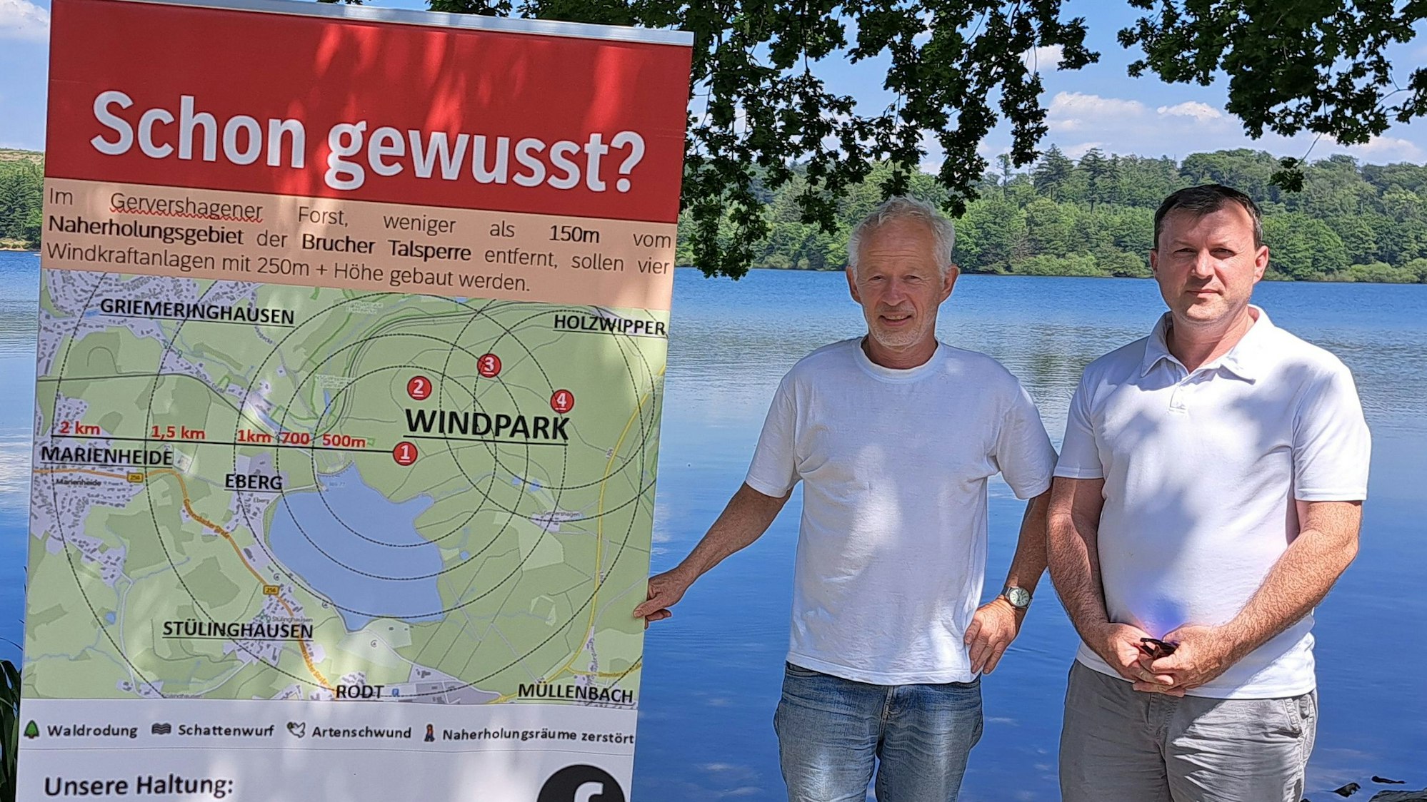 Hans-Josef Schnepper und Oliver Popp an einem Plakat.