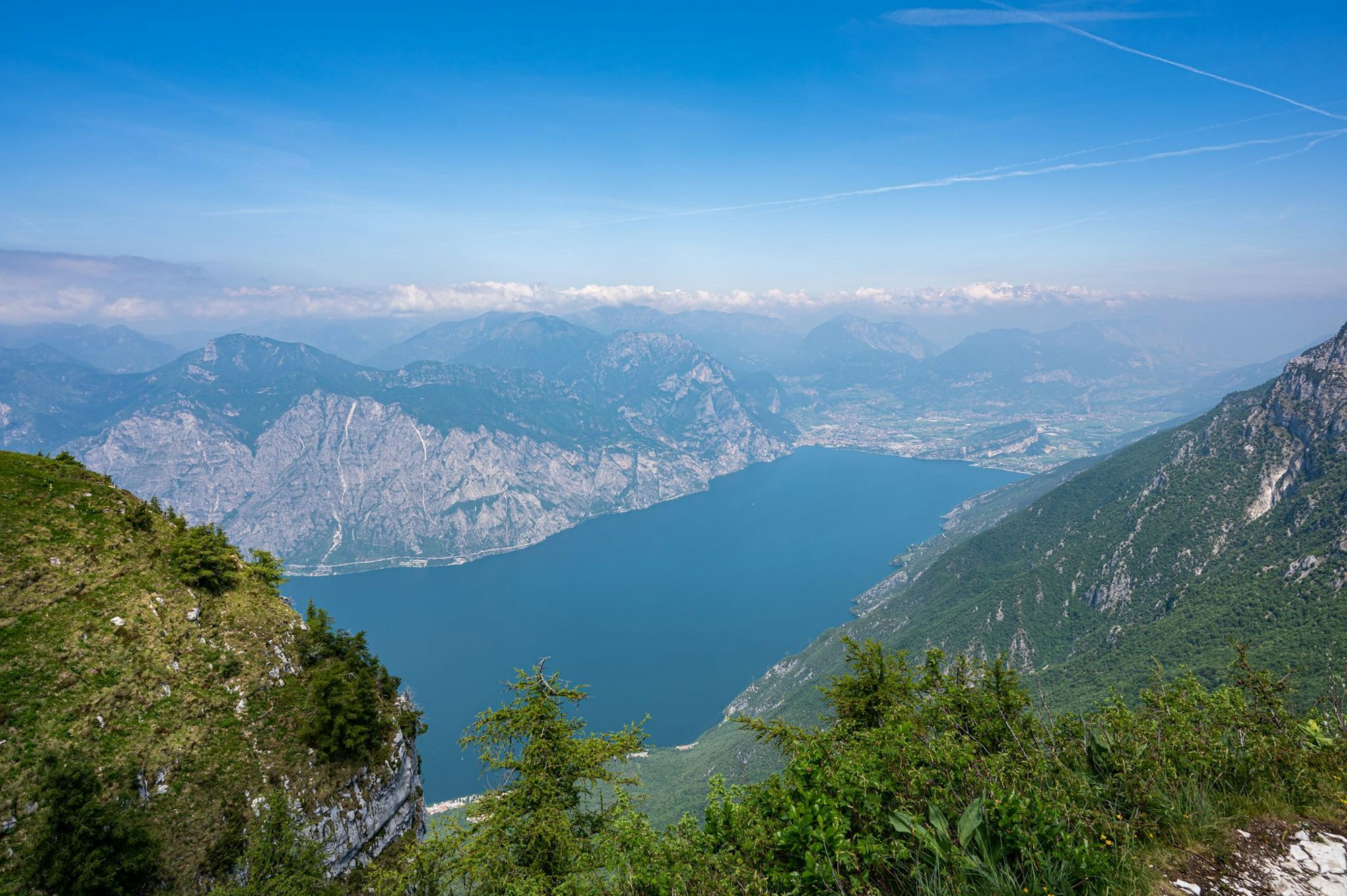 Die Strecke rund um den Gardasee in Oberitalien ist bei Radfahrern beliebt. (Archivbild)