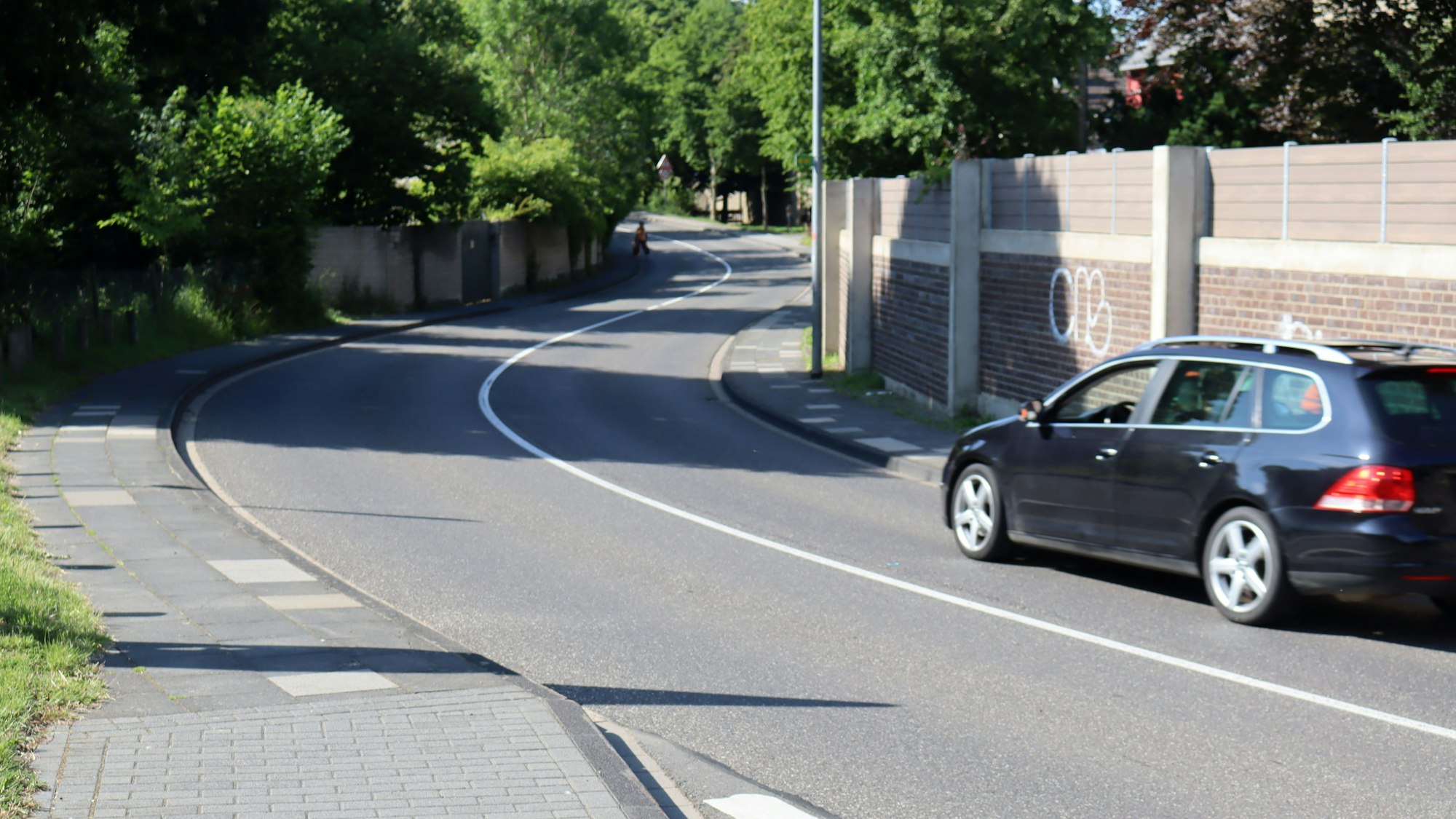 Ein Auto fährt über die Große Bleiche in Bad Münstereifel, die von der Kernstadt hoch in Richtung Kurhaus führt.