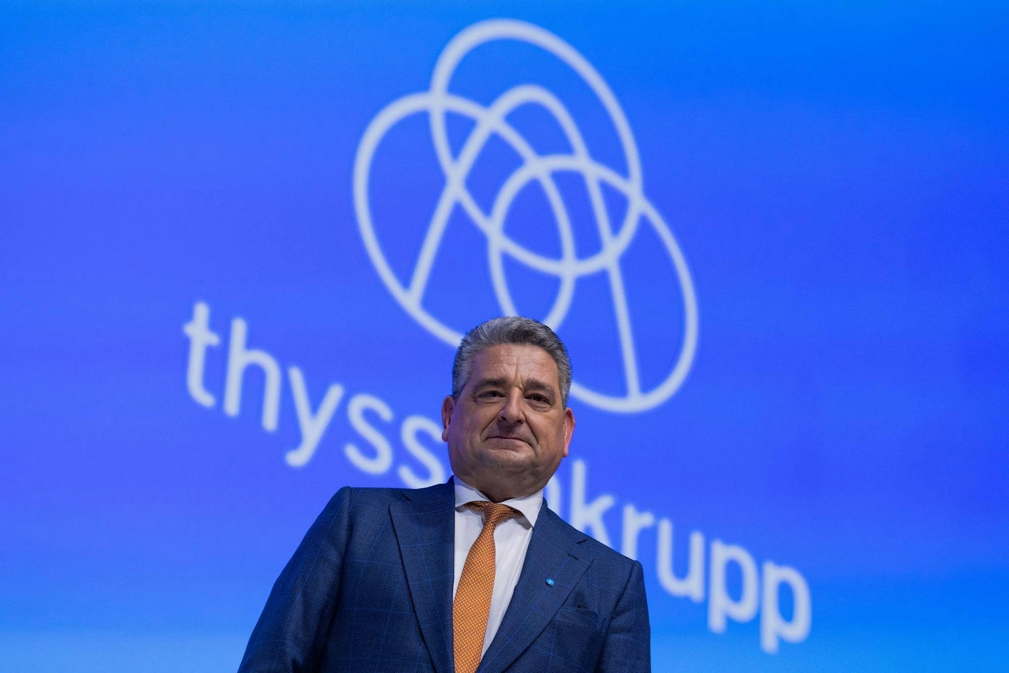 Der Vertrag von Thyssenkrupp-Chef Miguel López ist bis 2031 verlängert worden. Im Aufsichtsrat fiel die Entscheidung gegen die Stimmen der Arbeitnehmervertreter. (Archivbild)