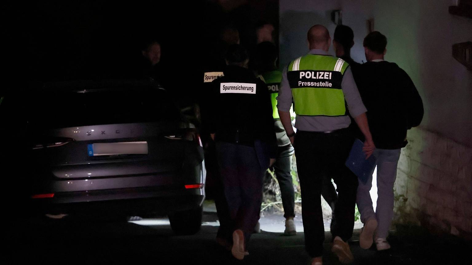 Einsatzkräfte der Spurensicherung ermitteln an einem Tatort. (Symbolfoto)