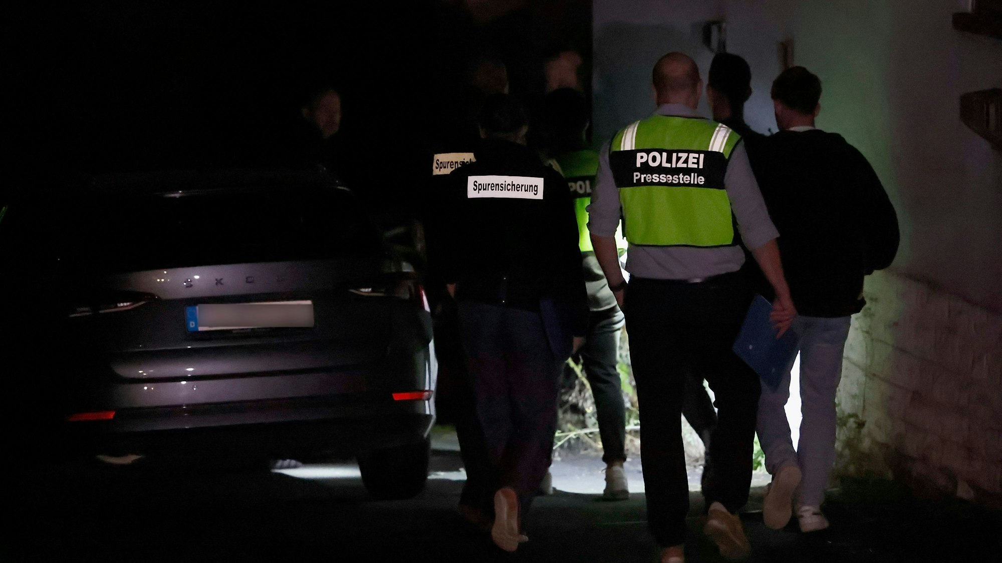 Einsatzkräfte der Spurensicherung ermitteln an einem Tatort (Symbolfoto).