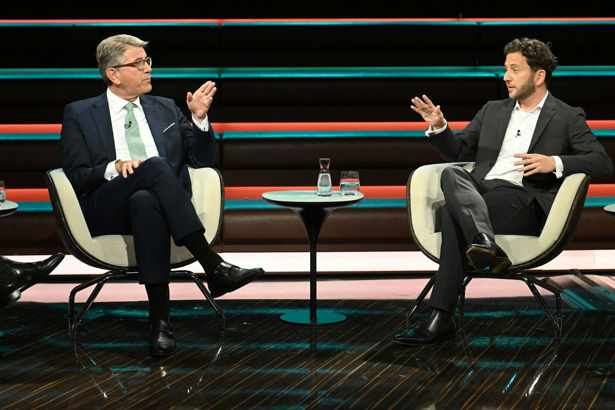 Von Einigkeit waren Wolfram Weimer (links) und Grünen-Chef Felix Banaszak bei „Markus Lanz“ weit entfernt. (Bild: ZDF / Cornelia Lehmann)