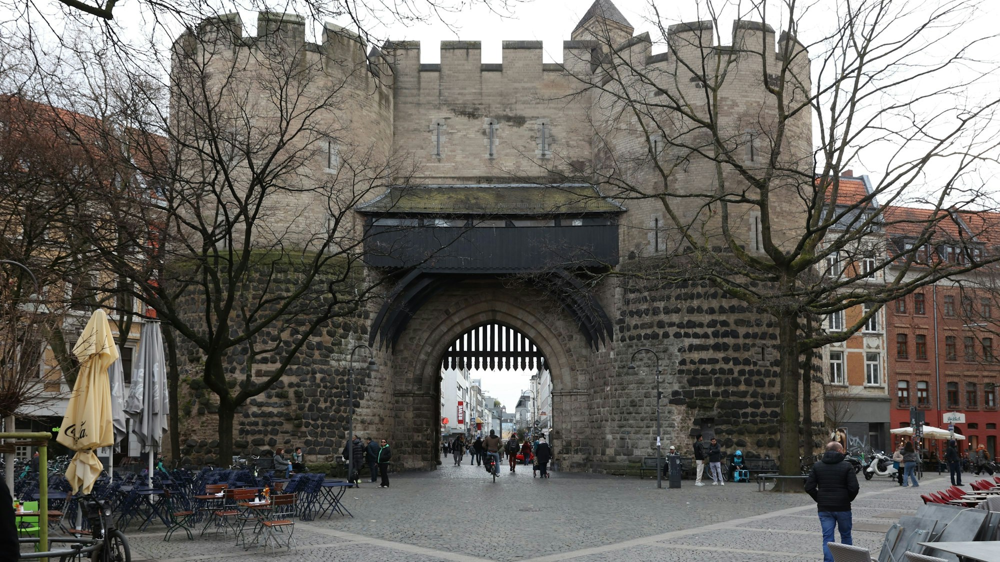 Die Eigelsteintorburg am Ebertplatz in der Kölner Innenstadt.