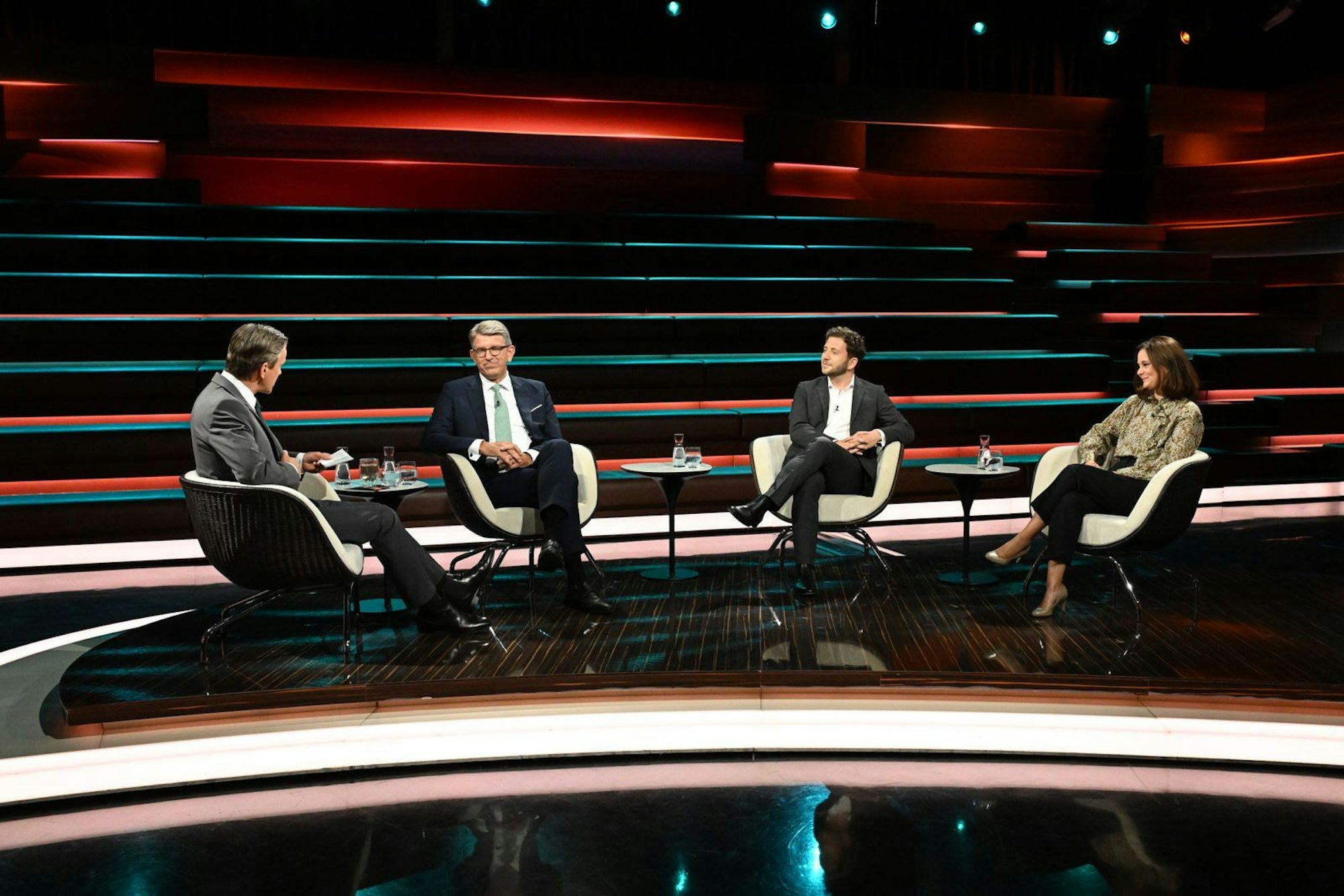 Am Donnerstagsabend begrüßte Markus Lanz (links) seine Gäste Wolfram Weimer (Zweiter von links), Felix Banaszak und Julia Löhr zur Diskussion. (Bild: ZDF / Cornelia Lehmann)
