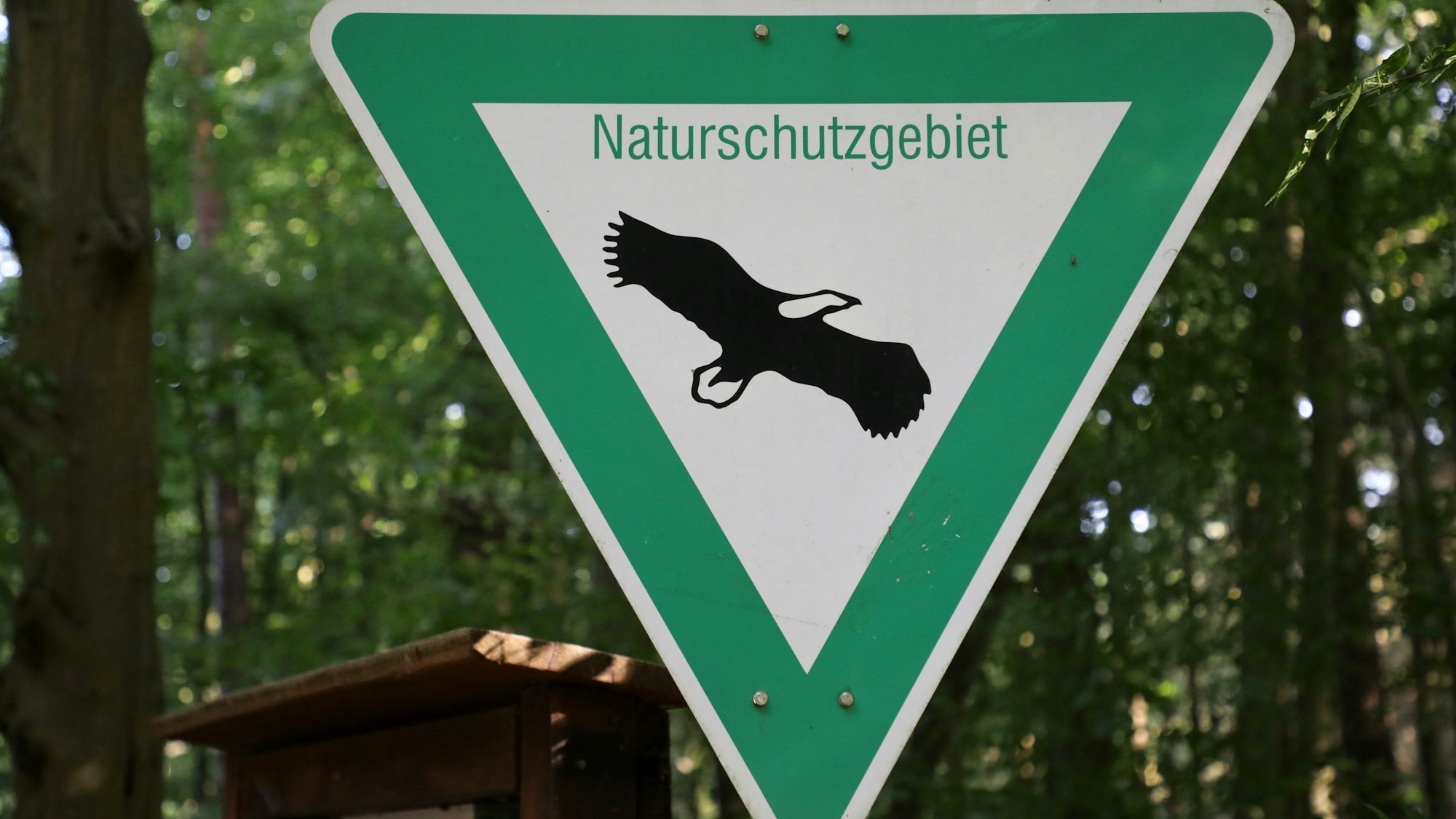 Ein Naturschutzgebiet-Schild steht im Wald an der Forsbacher Mühle.