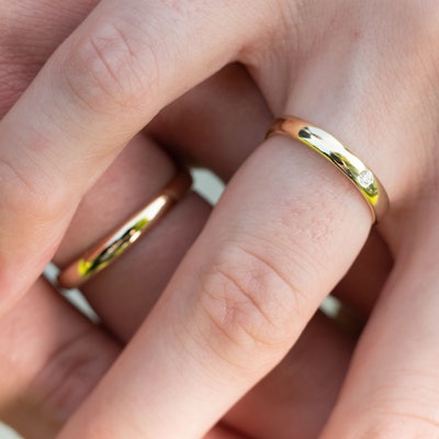 Ein Brautpaar hält sich während ihres Hochzeits-Fotoshootings die Hände