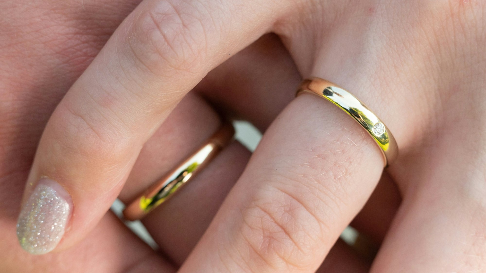 Ein Brautpaar hält sich während ihres Hochzeits-Fotoshootings die Hände