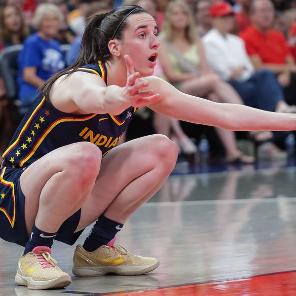 Caitlin Clark von den Indiana Fever gestikuliert.