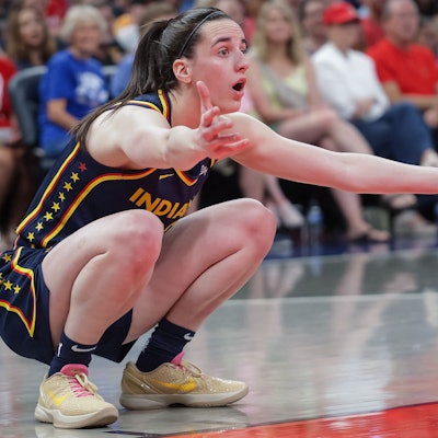 Caitlin Clark von den Indiana Fever gestikuliert.