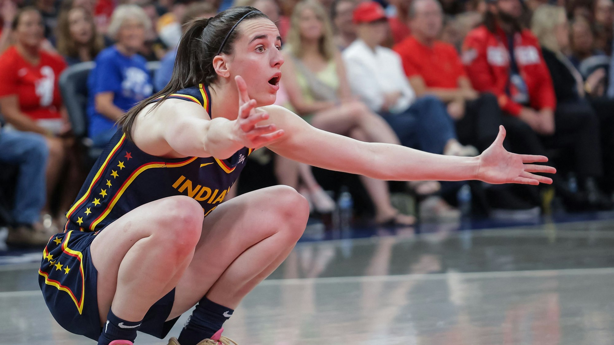 Caitlin Clark von den Indiana Fever gestikuliert.