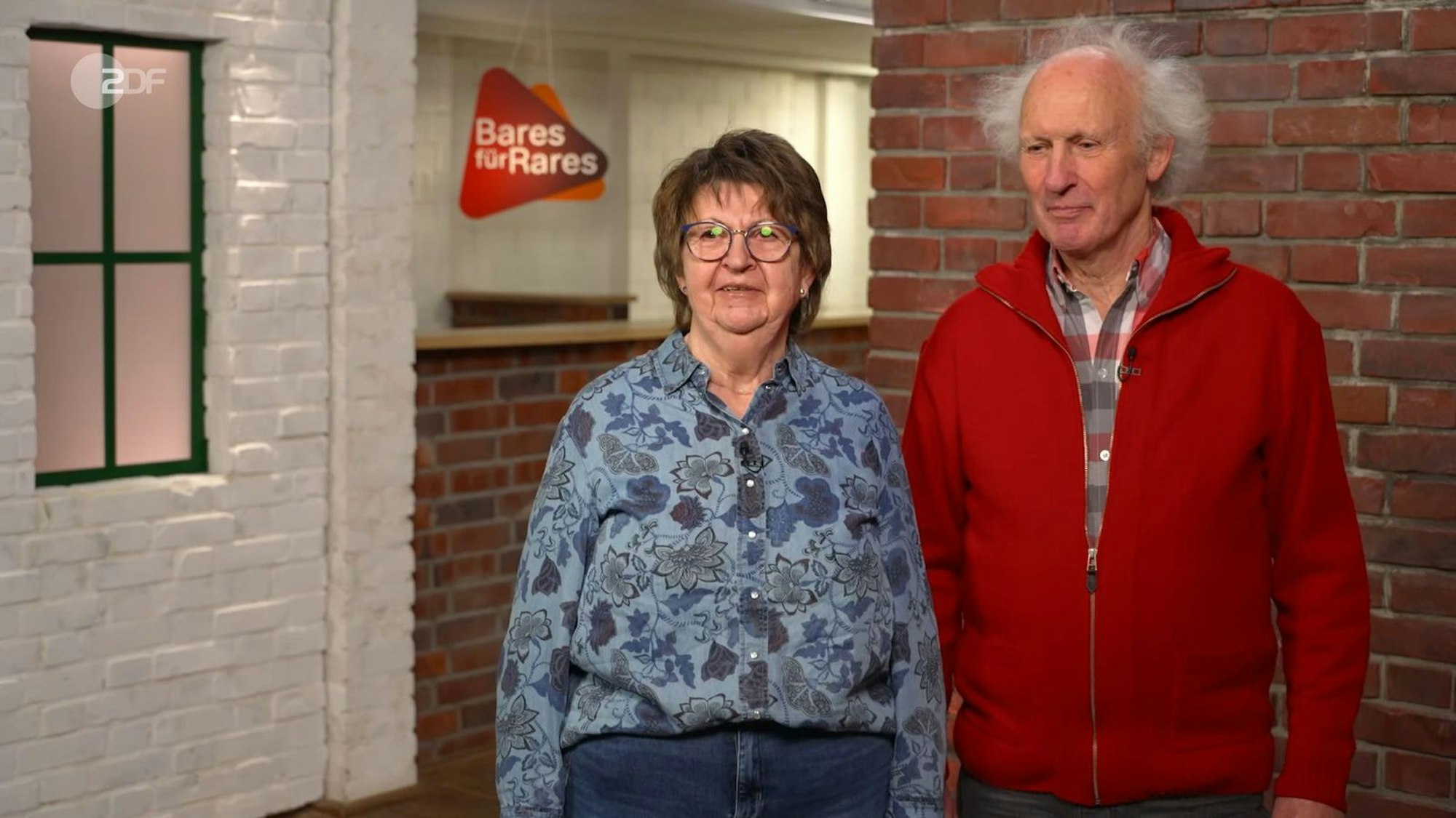 „Also mit so viel Geld haben wir jetzt nicht gerechnet“, freut sich die Verkäuferin. „Und wir haben viele Löcher, wo wir das Geld reinstopfen können, und freuen uns schon drauf.“ (Bild: ZDF)