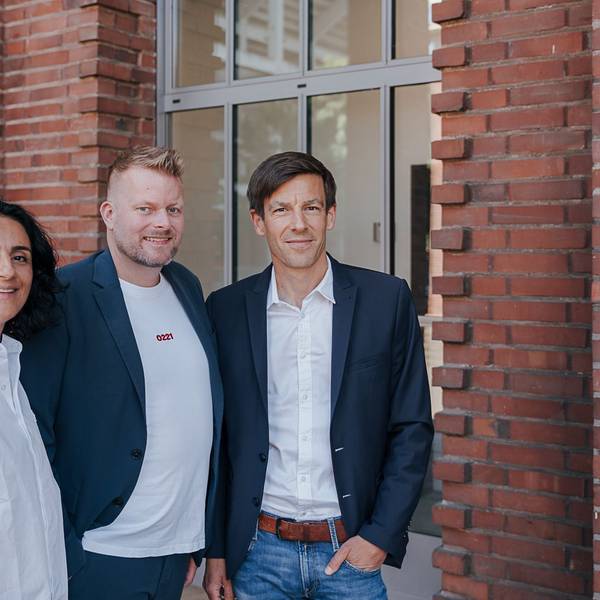 Unternehmer Wilke Stroman (45), Ex-Profi-Spielerin Tugba Tekkal (40) und der amtierende FC-Vizepräsident Carsten Wettich (45) stehen an den Abelauten.