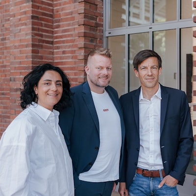 Unternehmer Wilke Stroman (45), Ex-Profi-Spielerin Tugba Tekkal (40) und der amtierende FC-Vizepräsident Carsten Wettich (45) stehen an den Abelauten.