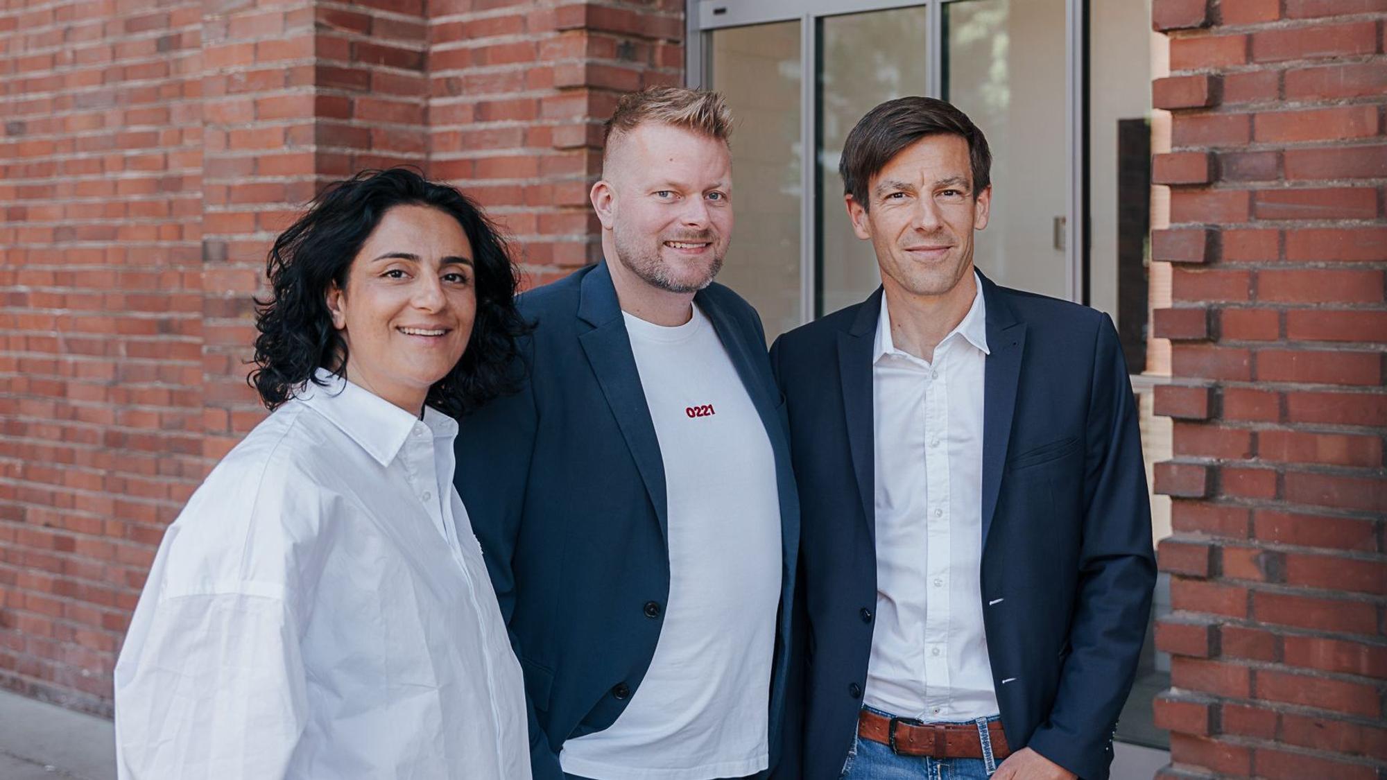 Unternehmer Wilke Stroman (45), Ex-Profi-Spielerin Tugba Tekkal (40) und der amtierende FC-Vizepräsident Carsten Wettich (45) stehen an den Abelauten.