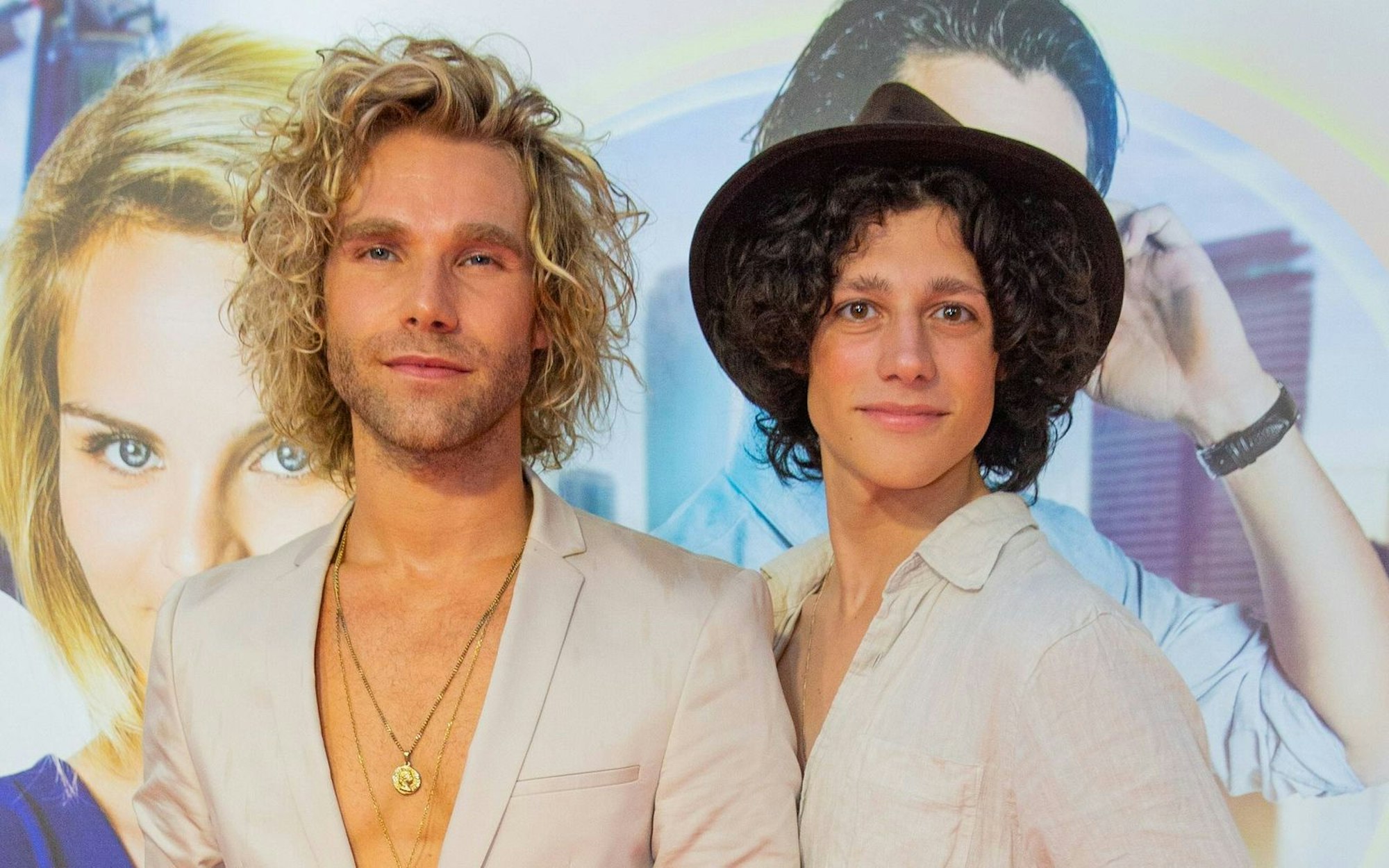 Mit seinem Freund Sem hofft Sänger Matt Stoffers (links) auf ein Comeback in der Schlagerbranche. (Bild: IMAGO / ANP)