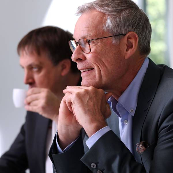 13.05.2025, Köln: Thorsten Kiesewetter und Sven-Georg Adenauer (v.l.) im Gespräch mit möglichen Kandidaten für den Vorstand des Fußballvereins 1. FC Köln. Foto: Arton Krasniqi