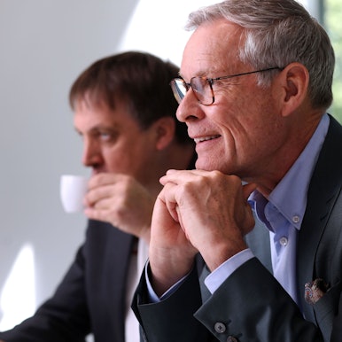 13.05.2025, Köln: Thorsten Kiesewetter und Sven-Georg Adenauer (v.l.) im Gespräch mit möglichen Kandidaten für den Vorstand des Fußballvereins 1. FC Köln. Foto: Arton Krasniqi