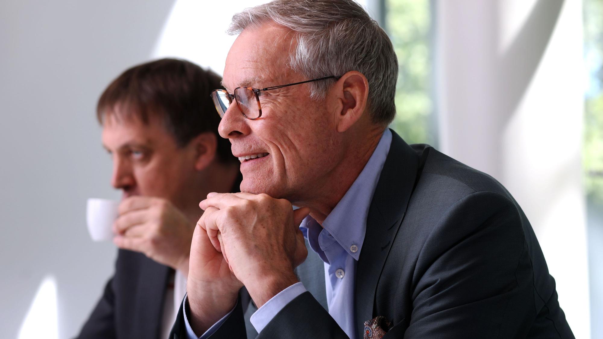 13.05.2025, Köln: Thorsten Kiesewetter und Sven-Georg Adenauer (v.l.) im Gespräch mit möglichen Kandidaten für den Vorstand des Fußballvereins 1. FC Köln. Foto: Arton Krasniqi