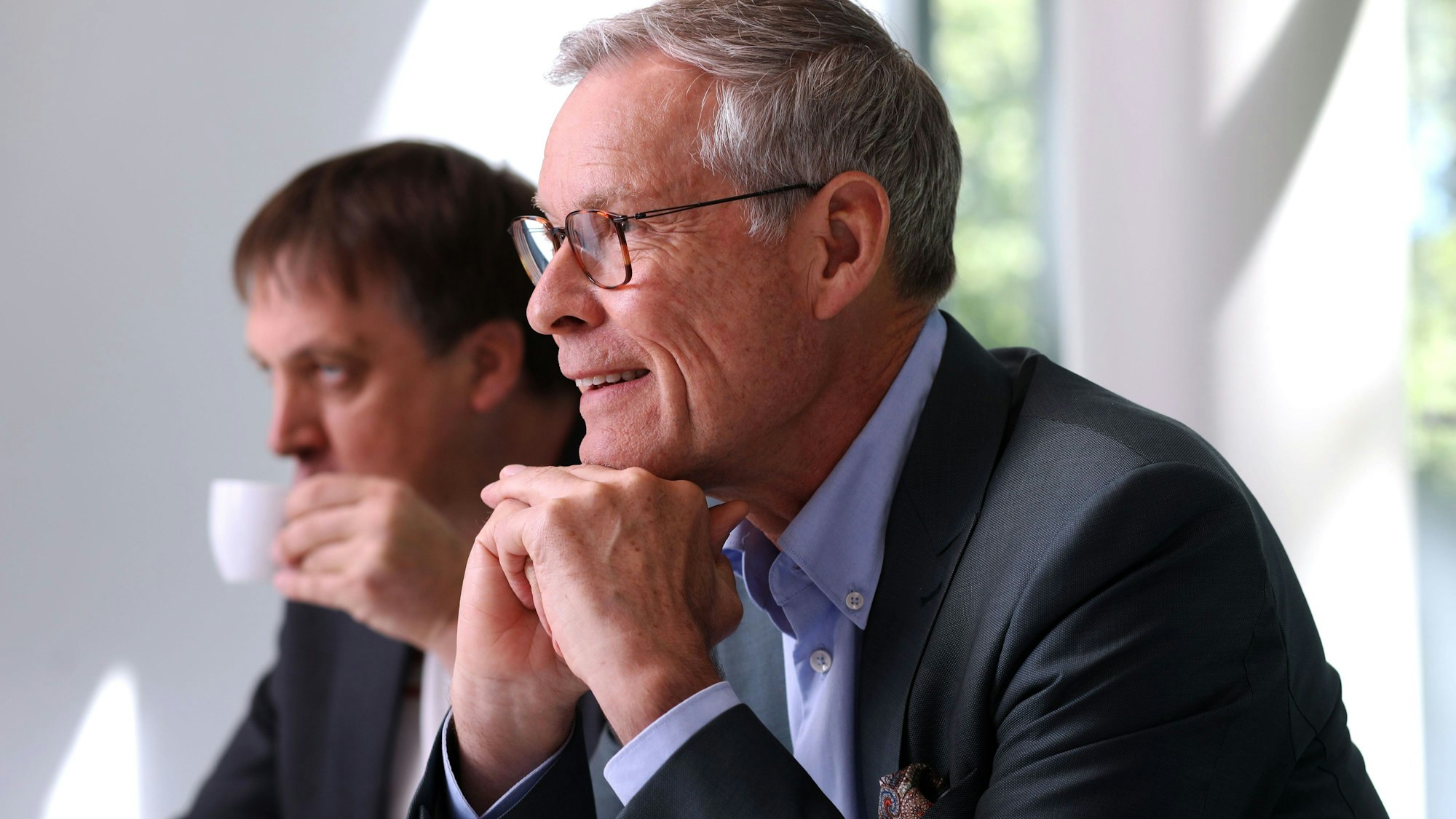 13.05.2025, Köln: Thorsten Kiesewetter und Sven-Georg Adenauer (v.l.) im Gespräch mit möglichen Kandidaten für den Vorstand des Fußballvereins 1. FC Köln. Foto: Arton Krasniqi