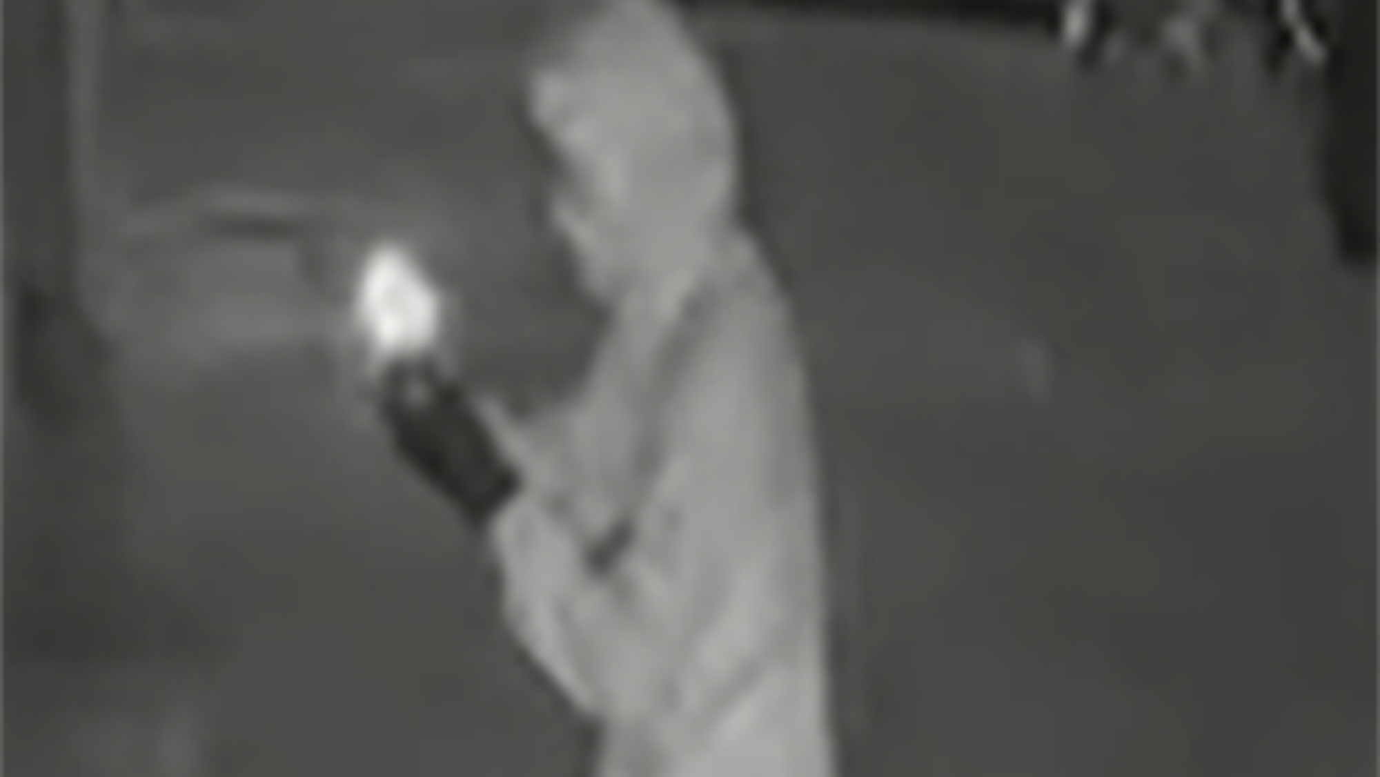 Diesen Mann hat eine Überwachungskamera am Tatort gefilmt – er wird von der Polizei gesucht.