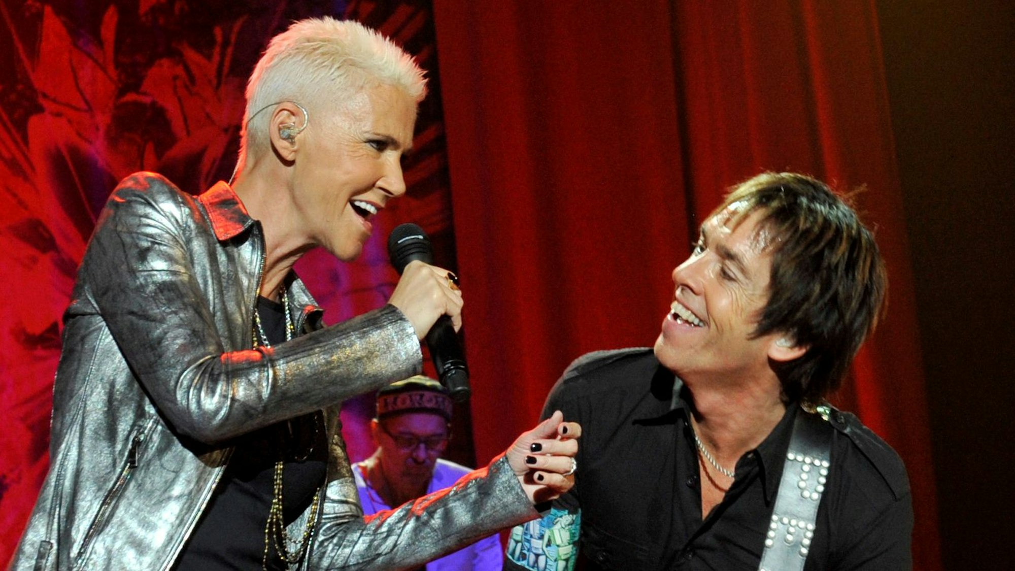 Das Bilkd zeigt das schwedische Duo Roxette, bestehend aus Per Gessle und Sängerin Marie Fredriksson. Nach dem Tod von Fredriksson geht Gessle in neuer Besetzung wieder auf Tour. Foto: Frank Leonhardt/dpa