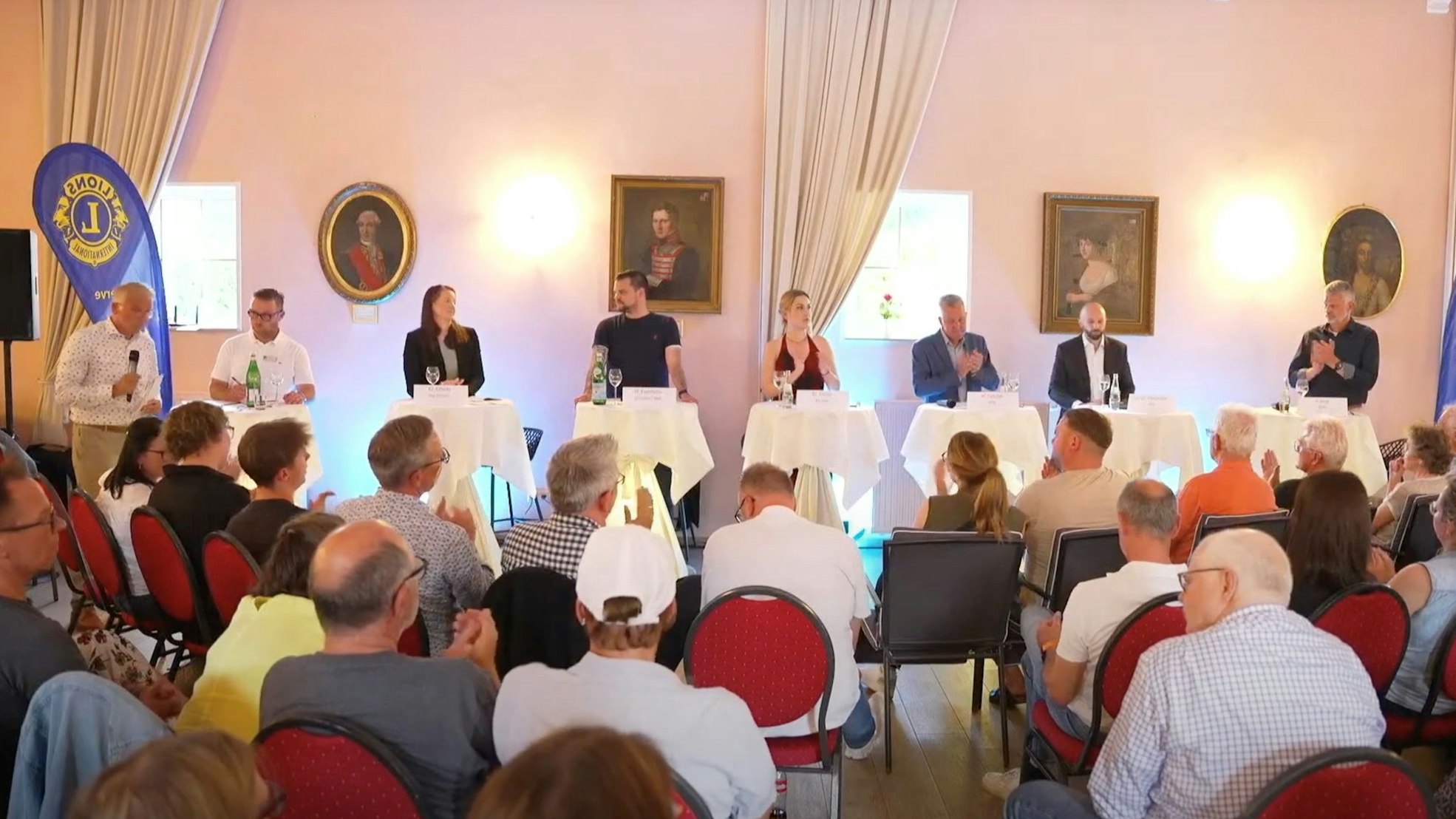 Das Foto zeigt die Bürgermeisterkandidaten in Kerpen bei einer Podiumsdiskussion.