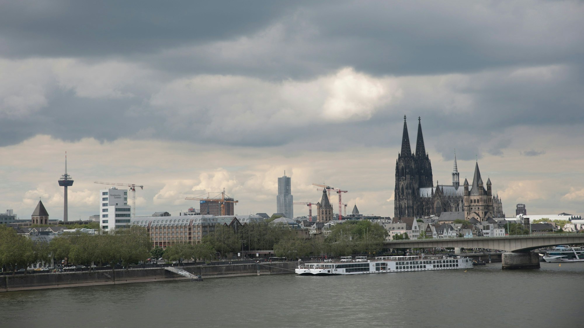 Blick auf den Rheinauhafen und Dom bei wokigem Himmel. (Archivbild)