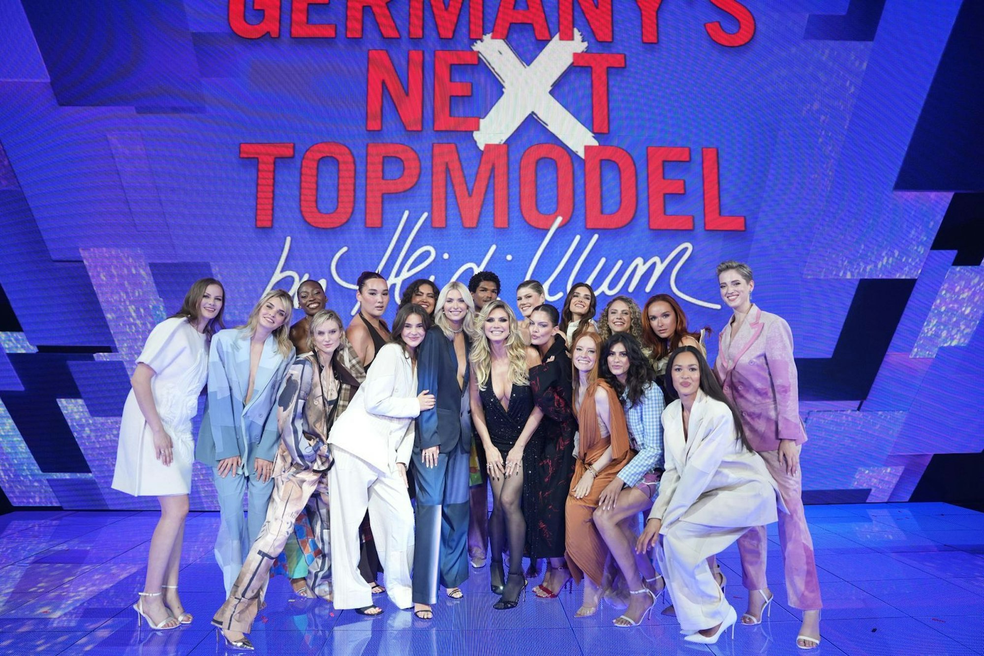 Ehemaligen-Treffen: Heidi Klum (Mitte) freut sich über den Besuch ihrer in den Vorjahren gekrönten Topmodels. (Bild: ProSieben/Daniel Graf )