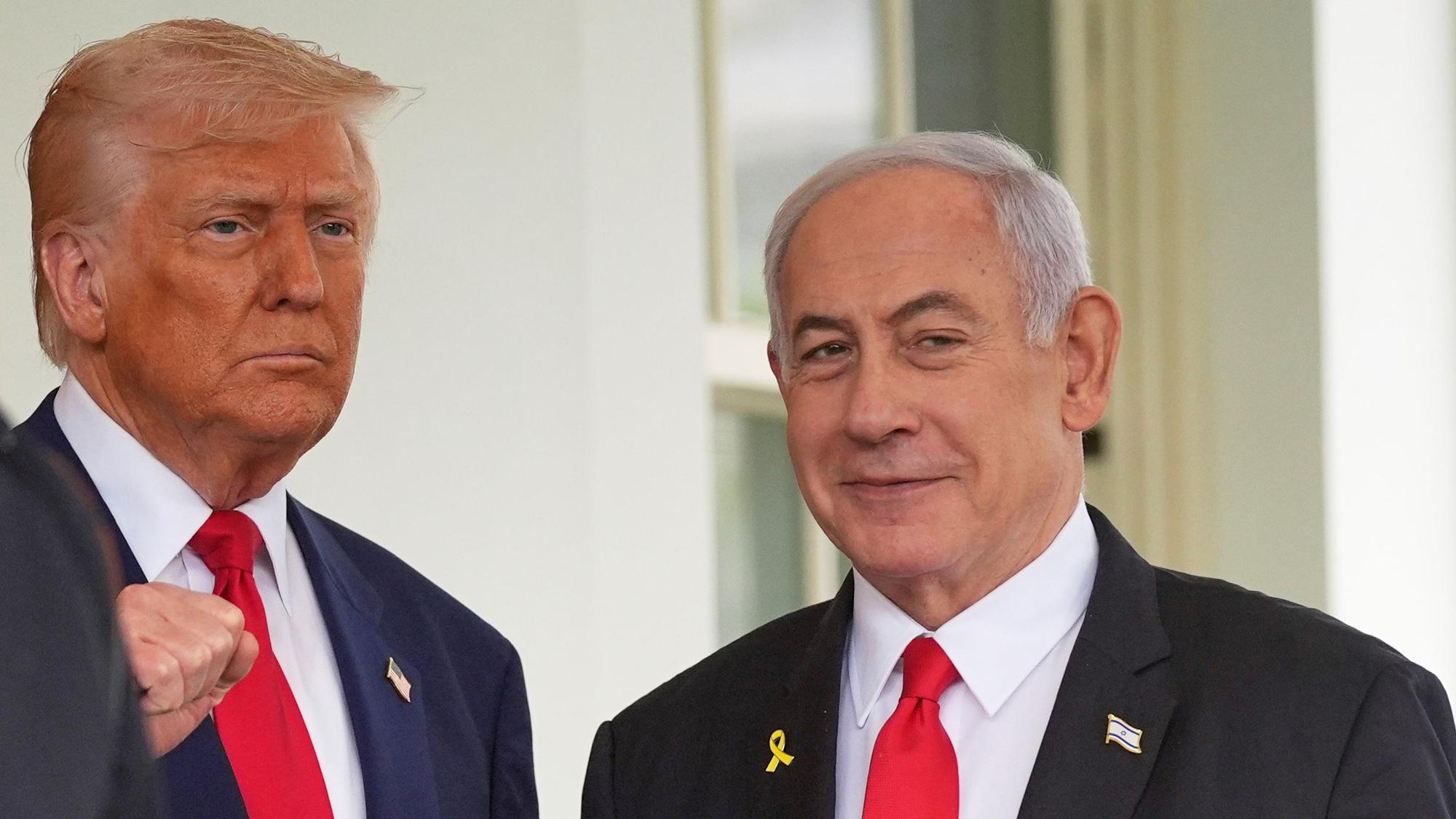 US-Präsident Donald Trump (l) begrüßt Israels Ministerpräsident Benjamin Netanjahu im Weißen Haus. (Archivbild)