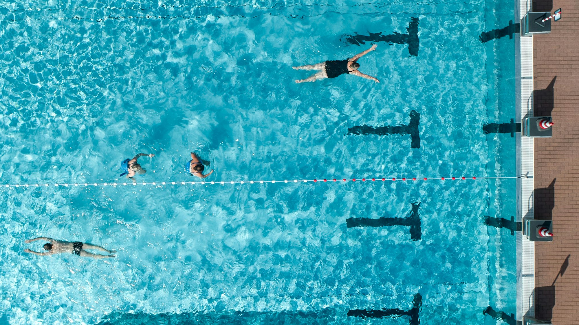 Freibad in Vallendar (Luftaufnahme mit einer Drohne, Archivbild) (zu dpa: «So bereitet sich Rheinland-Pfalz auf die Hitze vor») Foto: Thomas Frey/dpa +++ dpa-Bildfunk +++