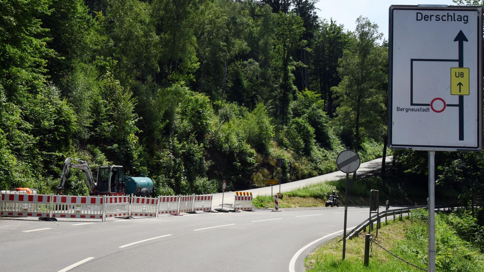 Blick auf eine Kreuzung, die Zufahrt zu einer der Straßen ist abgesperrt.