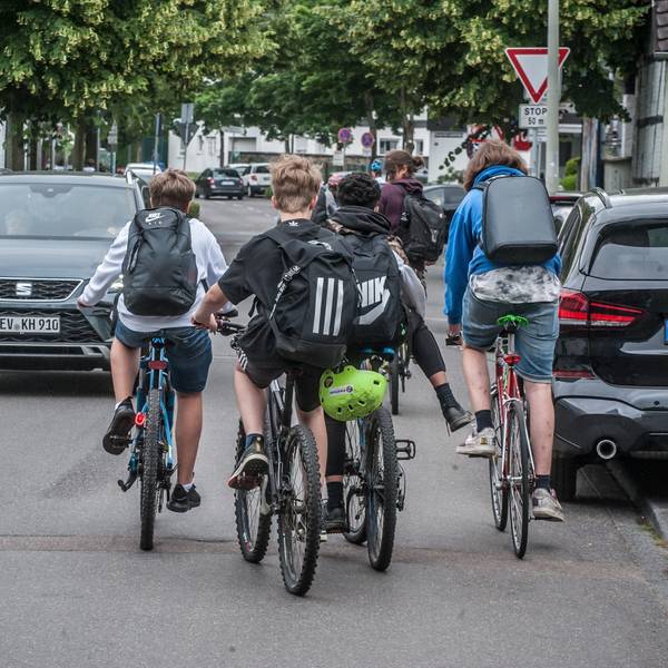 Schüler-Radverkehr auf der von-Diergardt-Straße, die dennoch keine Fahrradstraße ist. Foto: Ralf Krieger