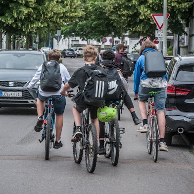 Schüler-Radverkehr auf der von-Diergardt-Straße, die dennoch keine Fahrradstraße ist. Foto: Ralf Krieger