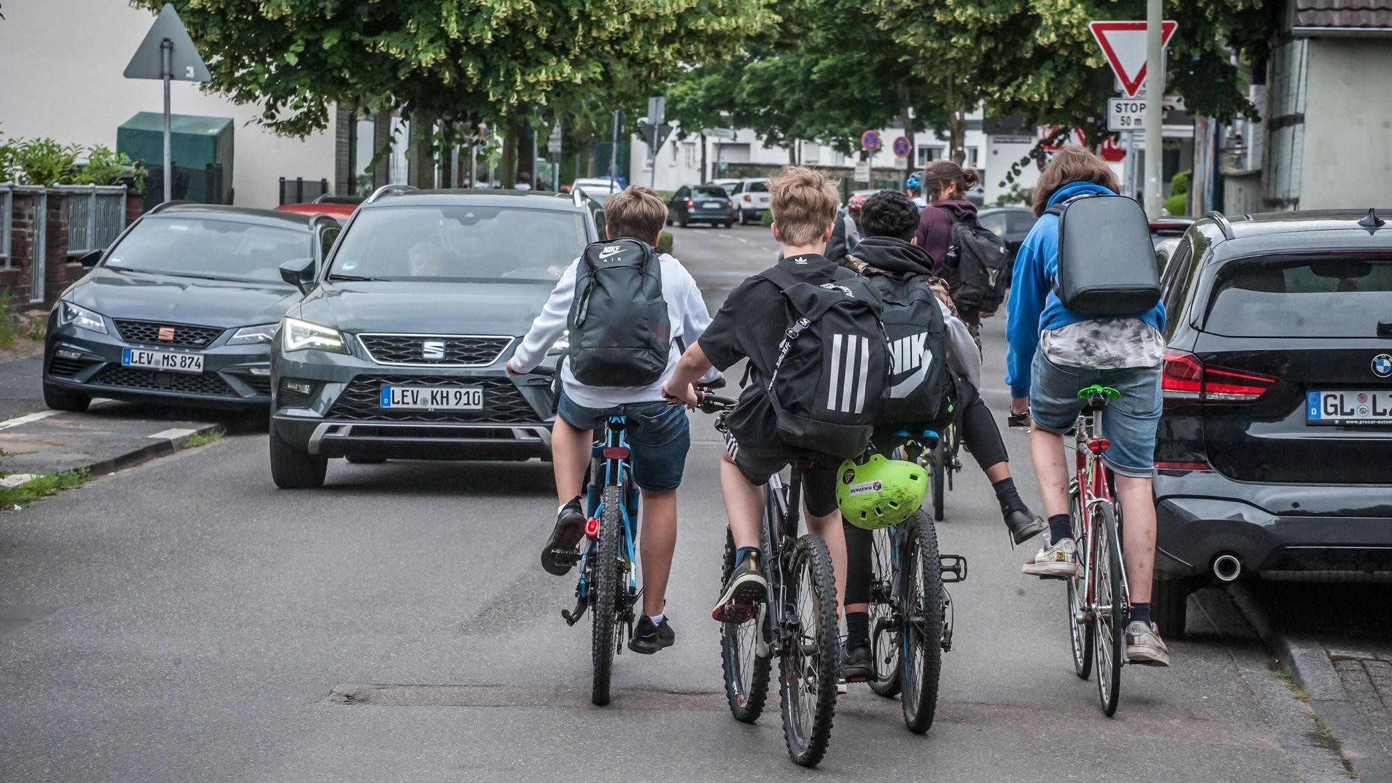 Schüler-Radverkehr auf der von-Diergardt-Straße, die dennoch keine Fahrradstraße ist. Foto: Ralf Krieger