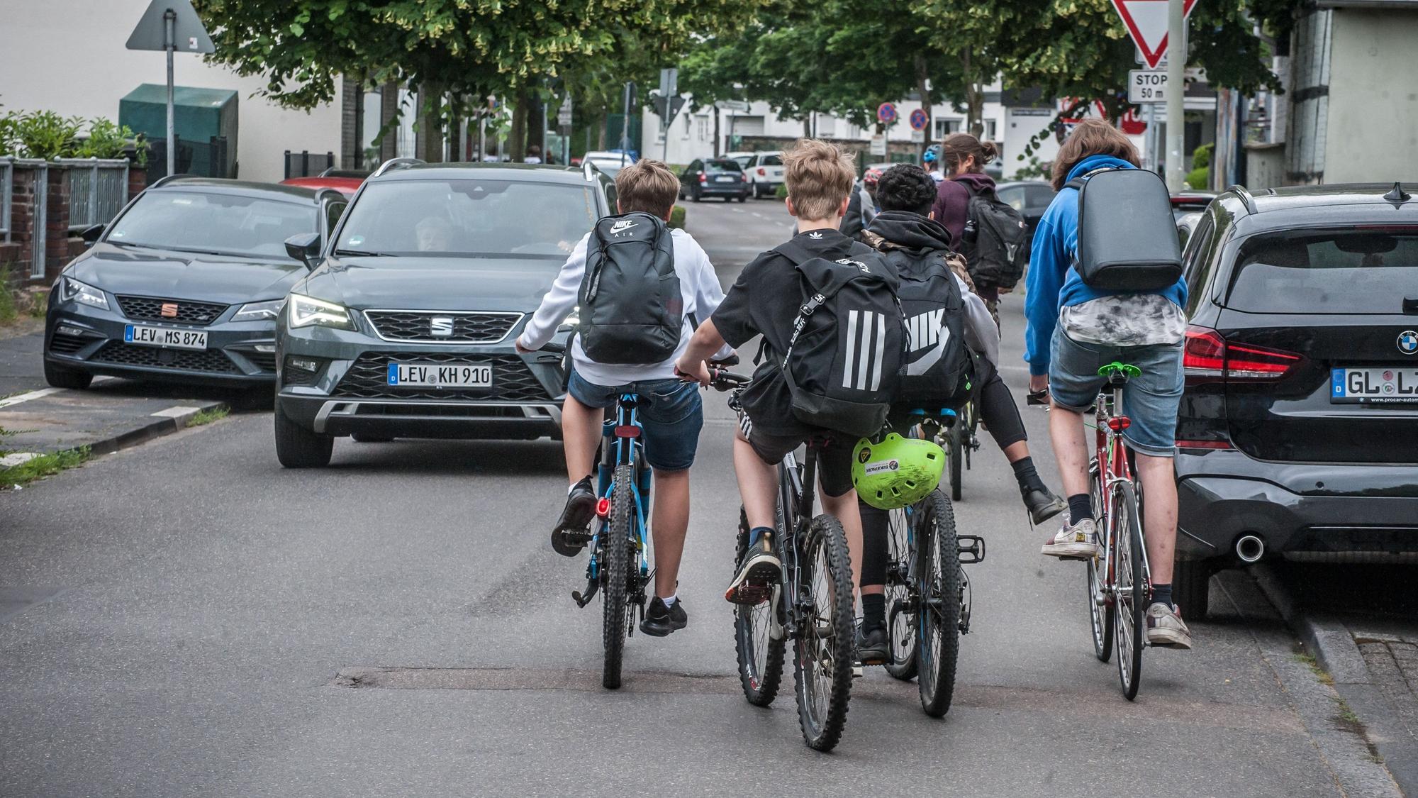 Schüler-Radverkehr auf der von-Diergardt-Straße, die dennoch keine Fahrradstraße ist. Foto: Ralf Krieger