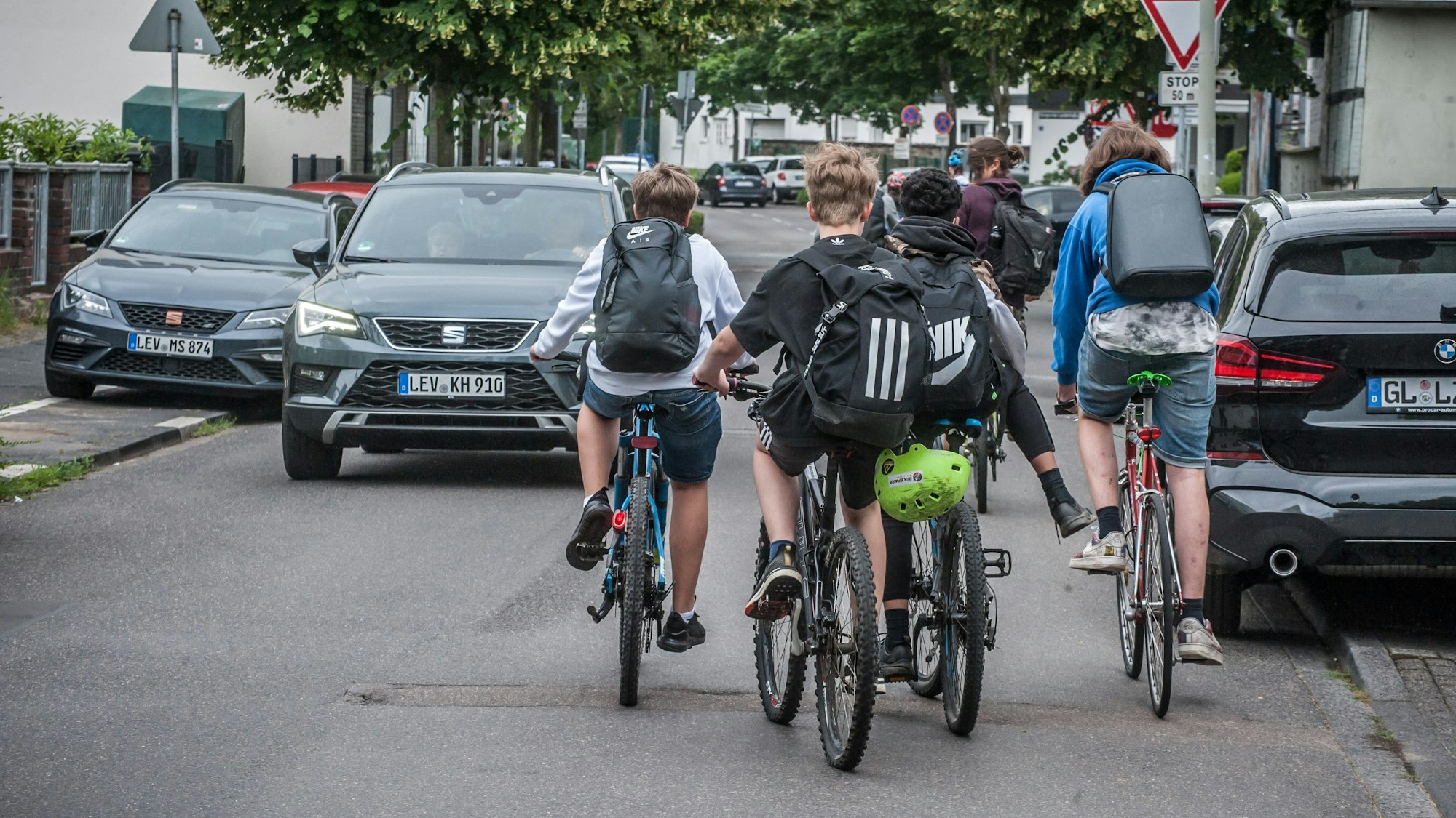 Schüler-Radverkehr auf der von-Diergardt-Straße, die dennoch keine Fahrradstraße ist.  Foto: Ralf Krieger