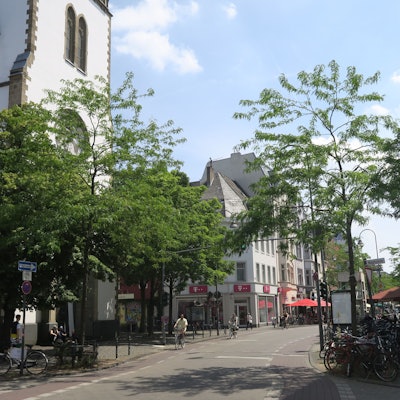 Die Kirche St. Joseph an der Venloer Straße ist zu sehen.
