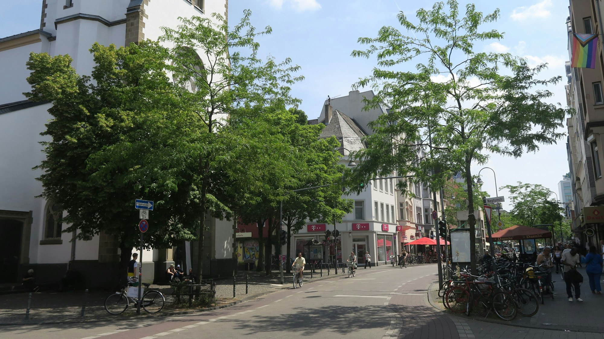 Die Kirche St. Joseph an der Venloer Straße ist zu sehen.