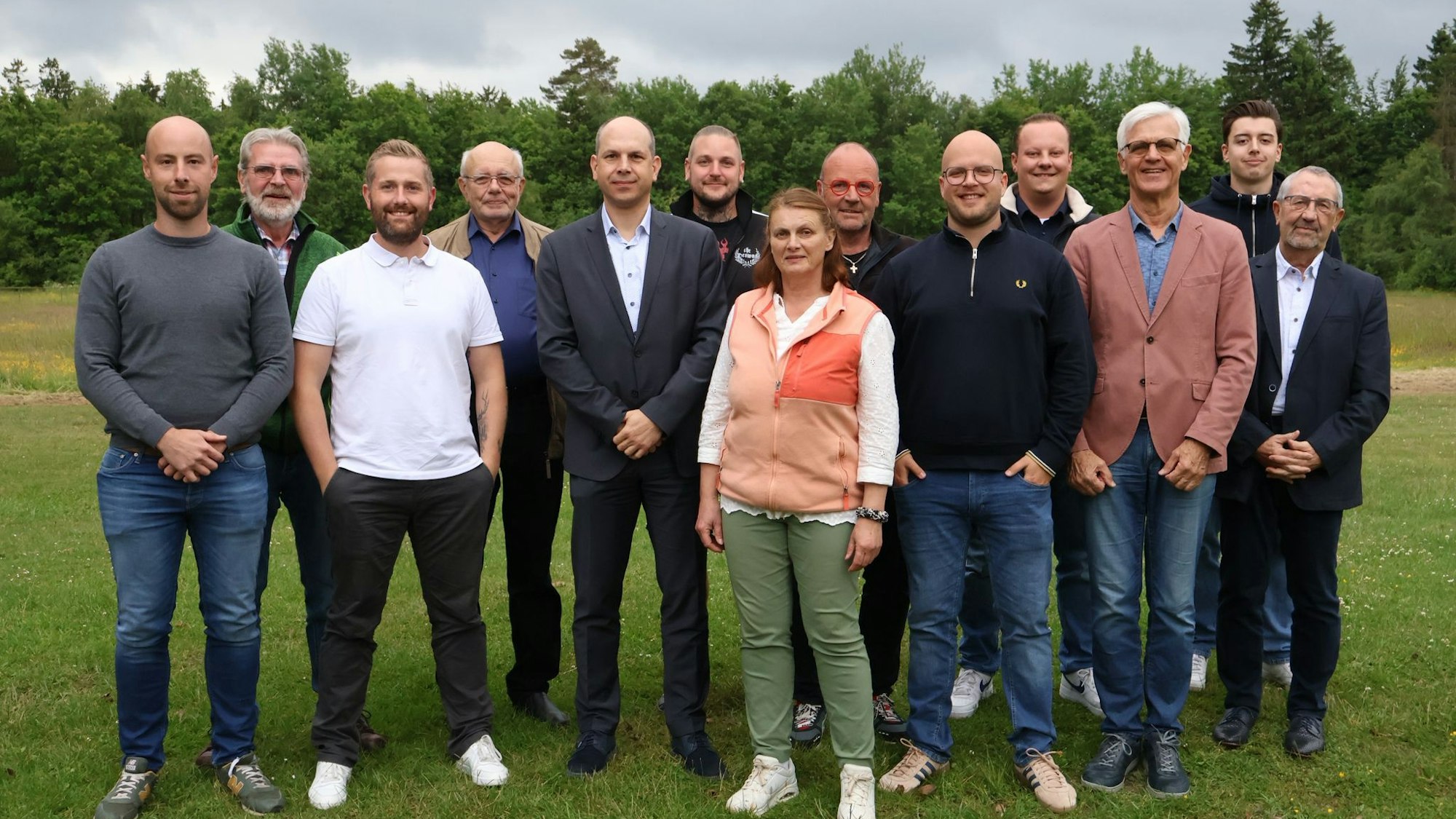 Die 13 Kandidaten stehen nebeneinander.