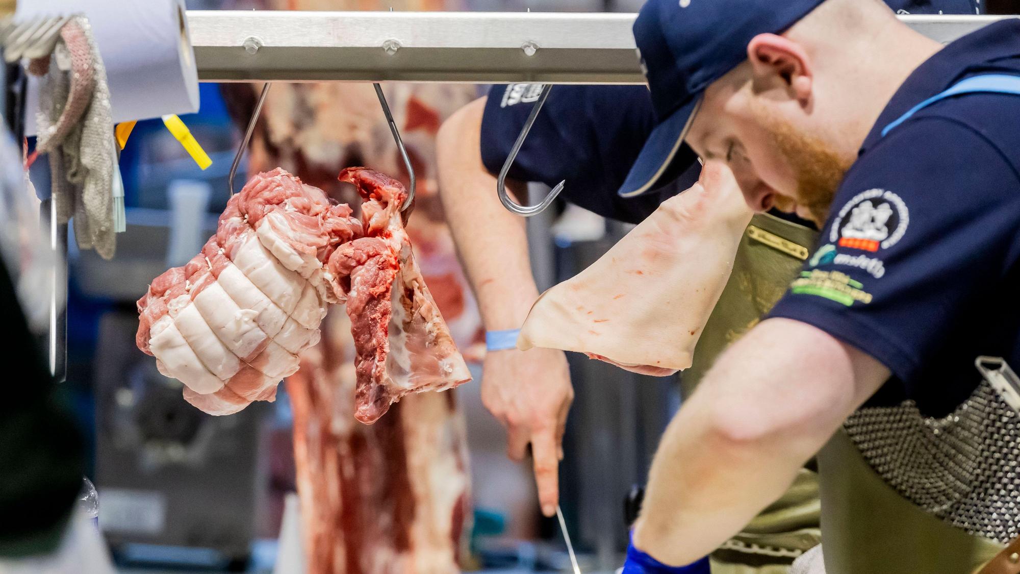 Metzger bei der Verarbeitung von Fleisch in einer Fleischerei in Frankreich. (Symbolbild)