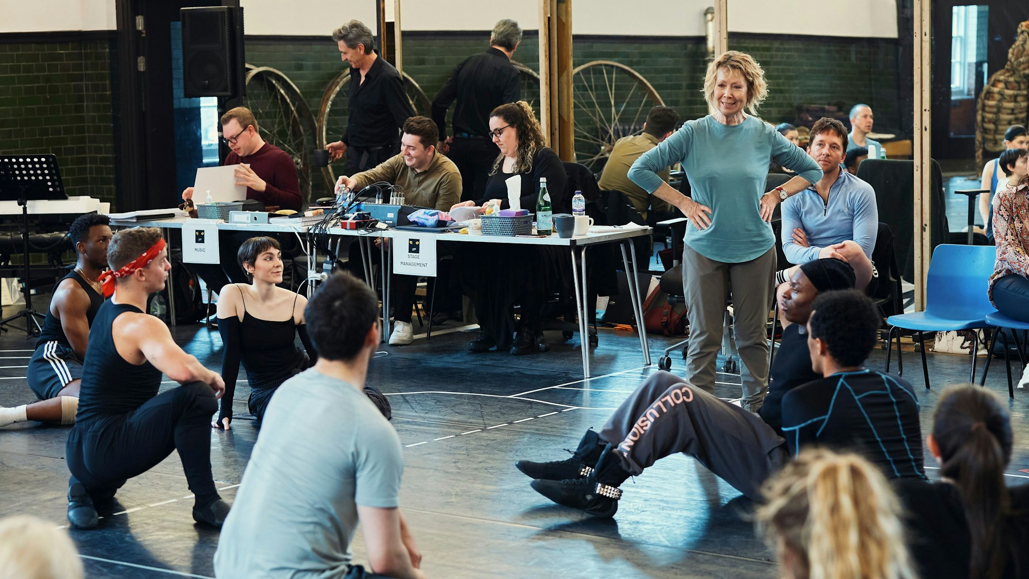 Chrissie Cartwright, Regisseurin und Choreografin, probt mit dem Cast das Musical „Cats“.