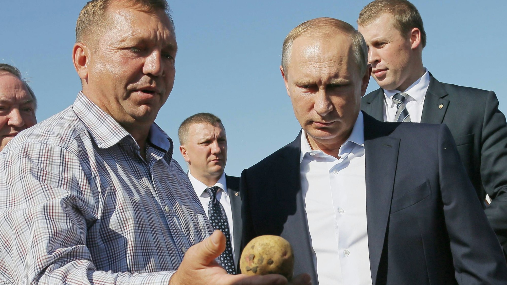 Wladimir Putin lässt sich 2015 bei einem Besuch die Ernte zeigen. (Archivbild) Zehn Jahre später sind die Kartoffelpreise auf einem ganz anderen Niveau.