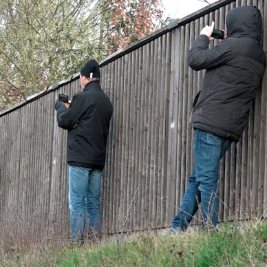 Schaulustige fotografieren eine Unfallstelle auf einer Autobahn in Bayern.