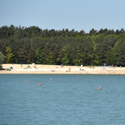Haltern am See: Ein Windsurfer fährt bei warmen Temperaturen über den Silbersee II.