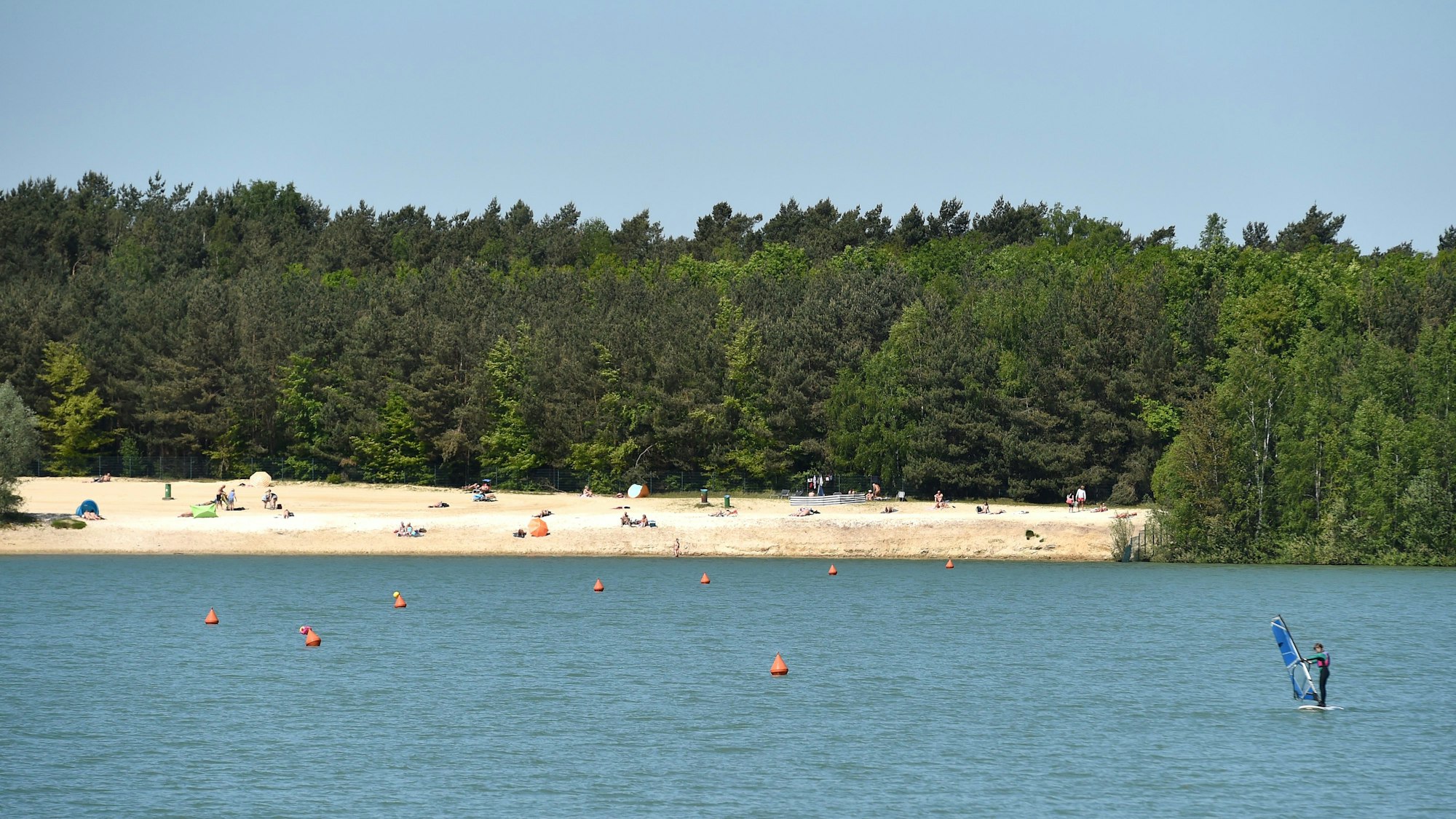 Haltern am See: Ein Windsurfer fährt bei warmen Temperaturen über den Silbersee II.